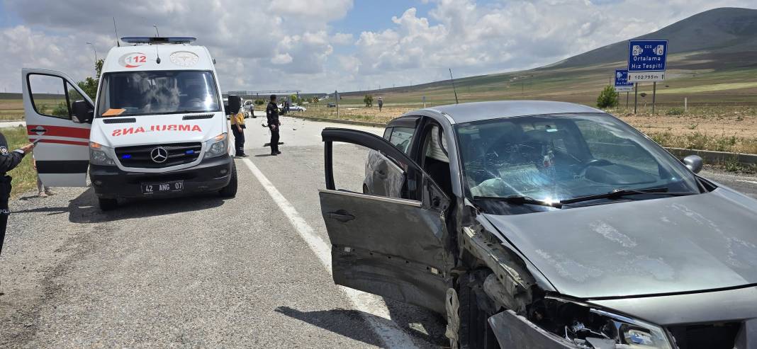 Konya’da iki araç çarpıştı, 3 kişi yaralandı 7